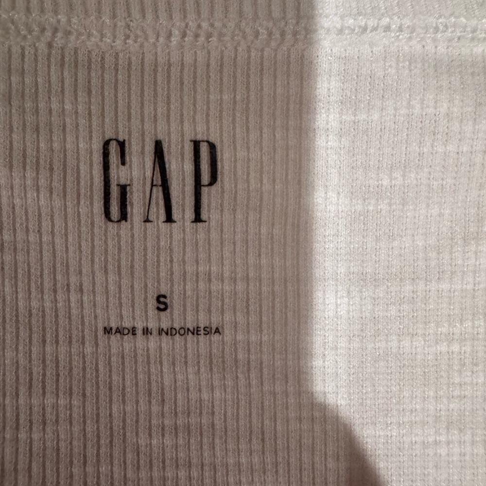 GAP White Ribbed V-Neck Ruched Top with Ruffle Sleeves - Picture 5 of 6